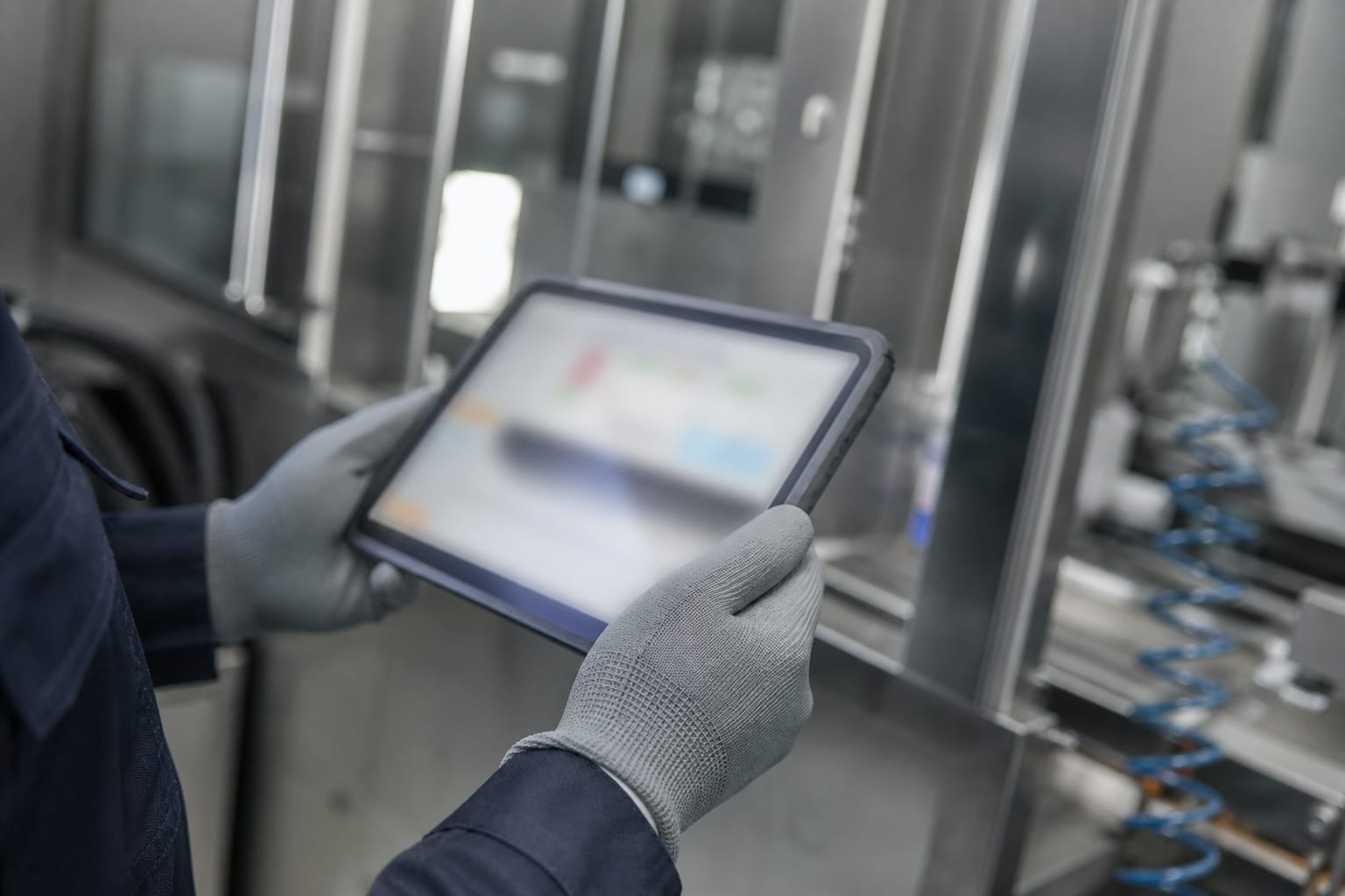 Externer Prüfer an der Anlage, der Stand der Maßnahmen auf dem Tablet